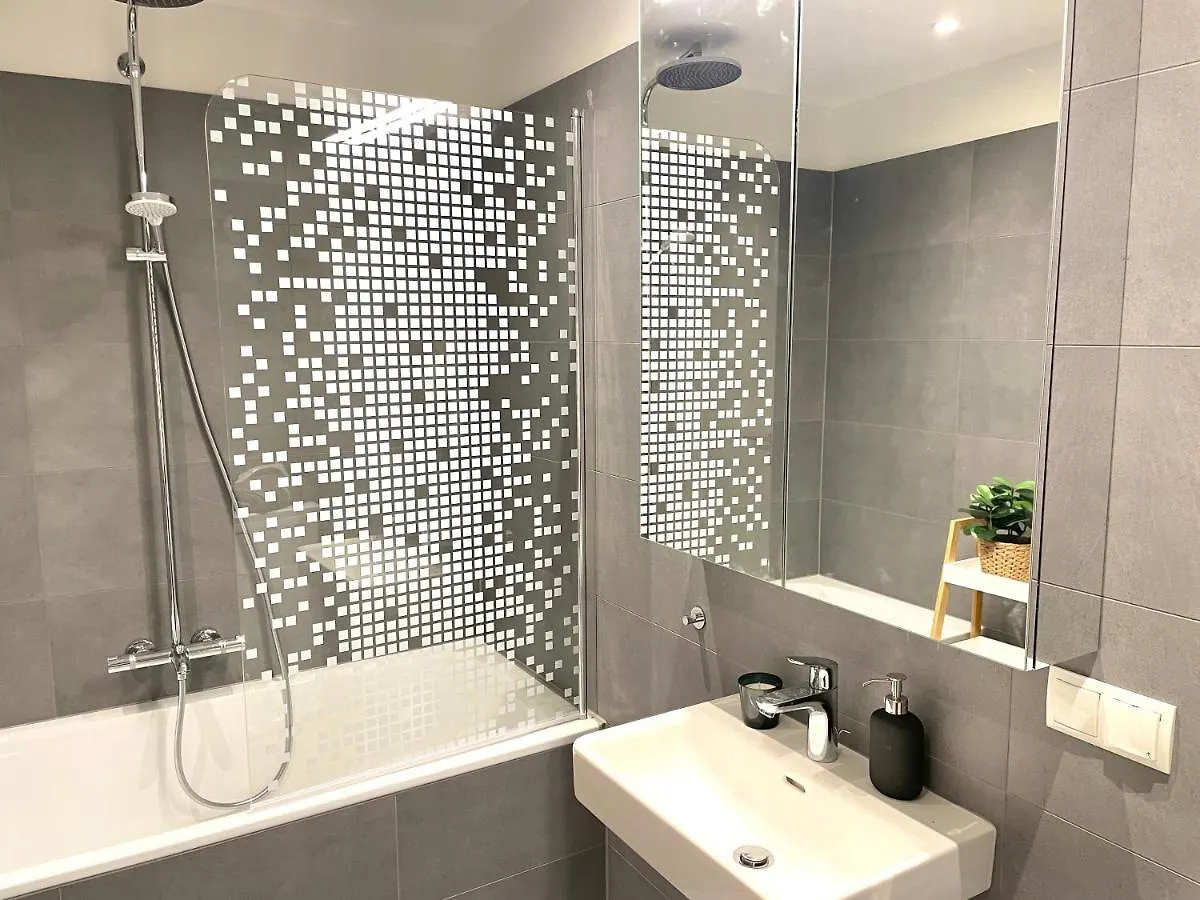 Modern Rooftop Apartment With Balcony - Free Parking Wien