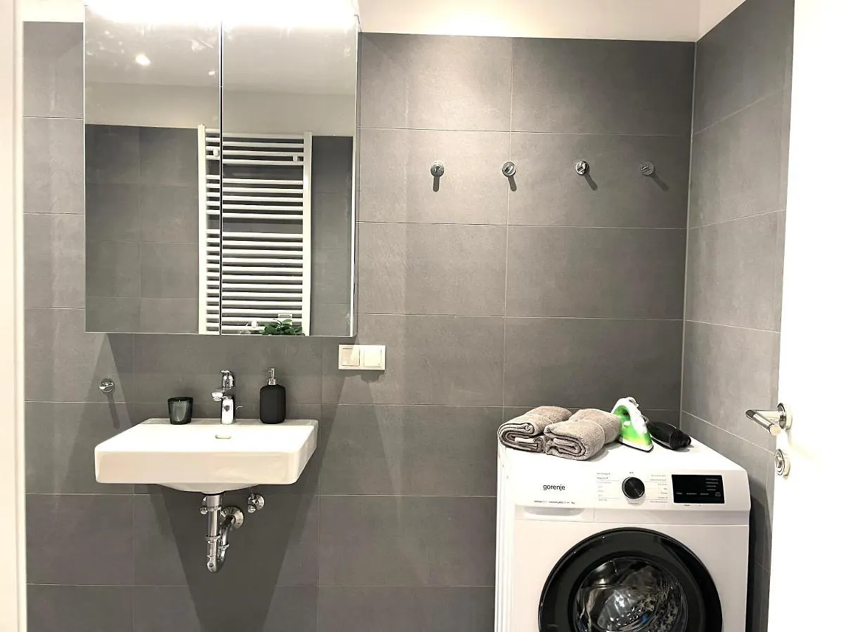 Modern Rooftop Apartment With Balcony - Free Parking Vienna