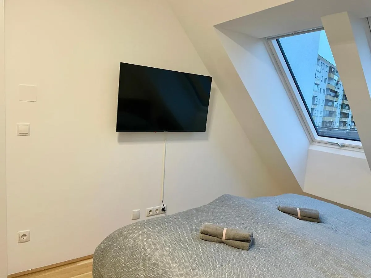 Modern Rooftop Apartment With Balcony - Free Parking Vienna