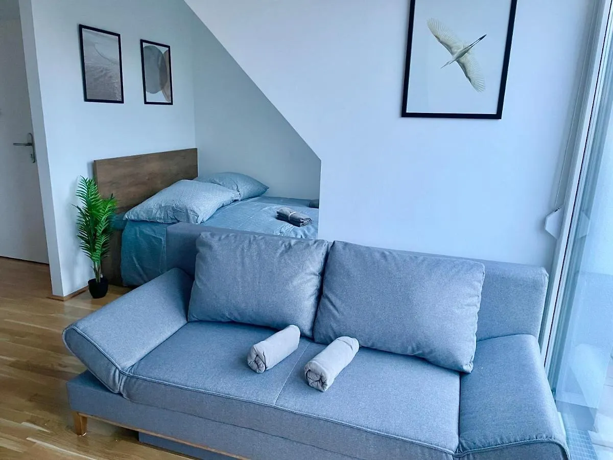 Modern Rooftop Apartment With Balcony - Free Parking Vienna